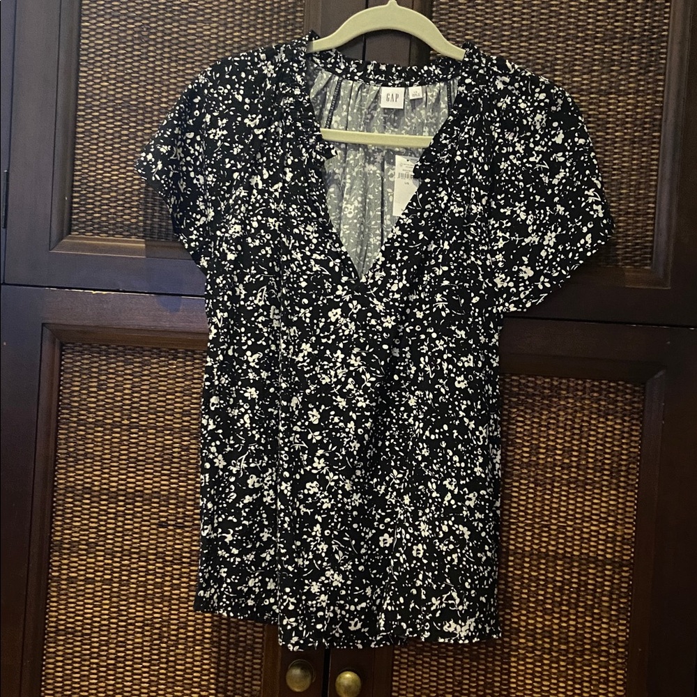 GAP NWT Black and White Floral Top